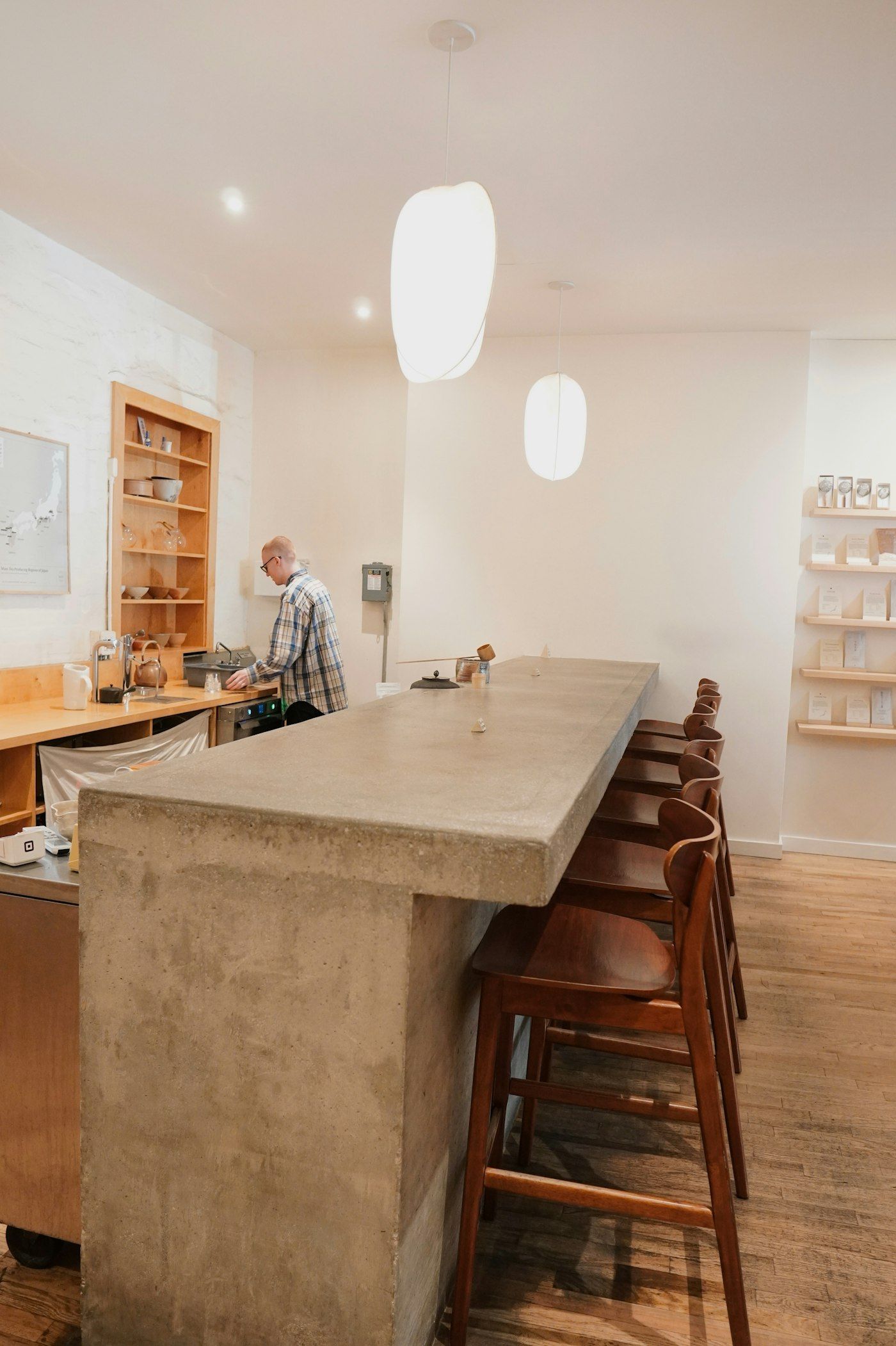 Barista achter een lange betonnen bar