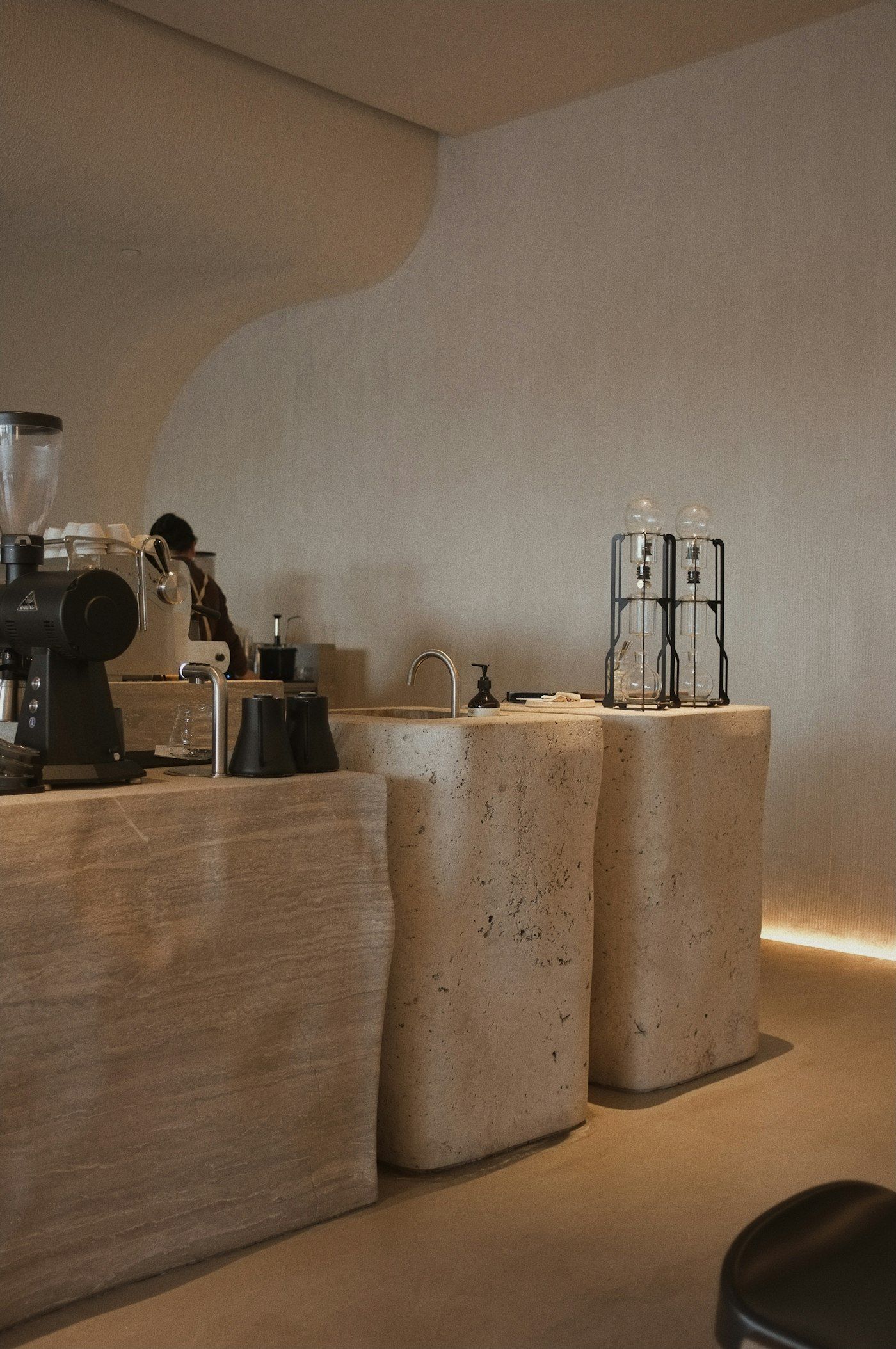 Koffiebar met espressomachine en koffiezetapparatuur