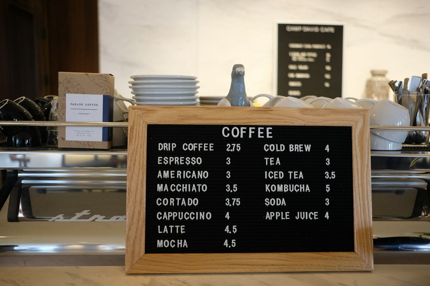 Prijsbord met koffiesoorten boven de bar