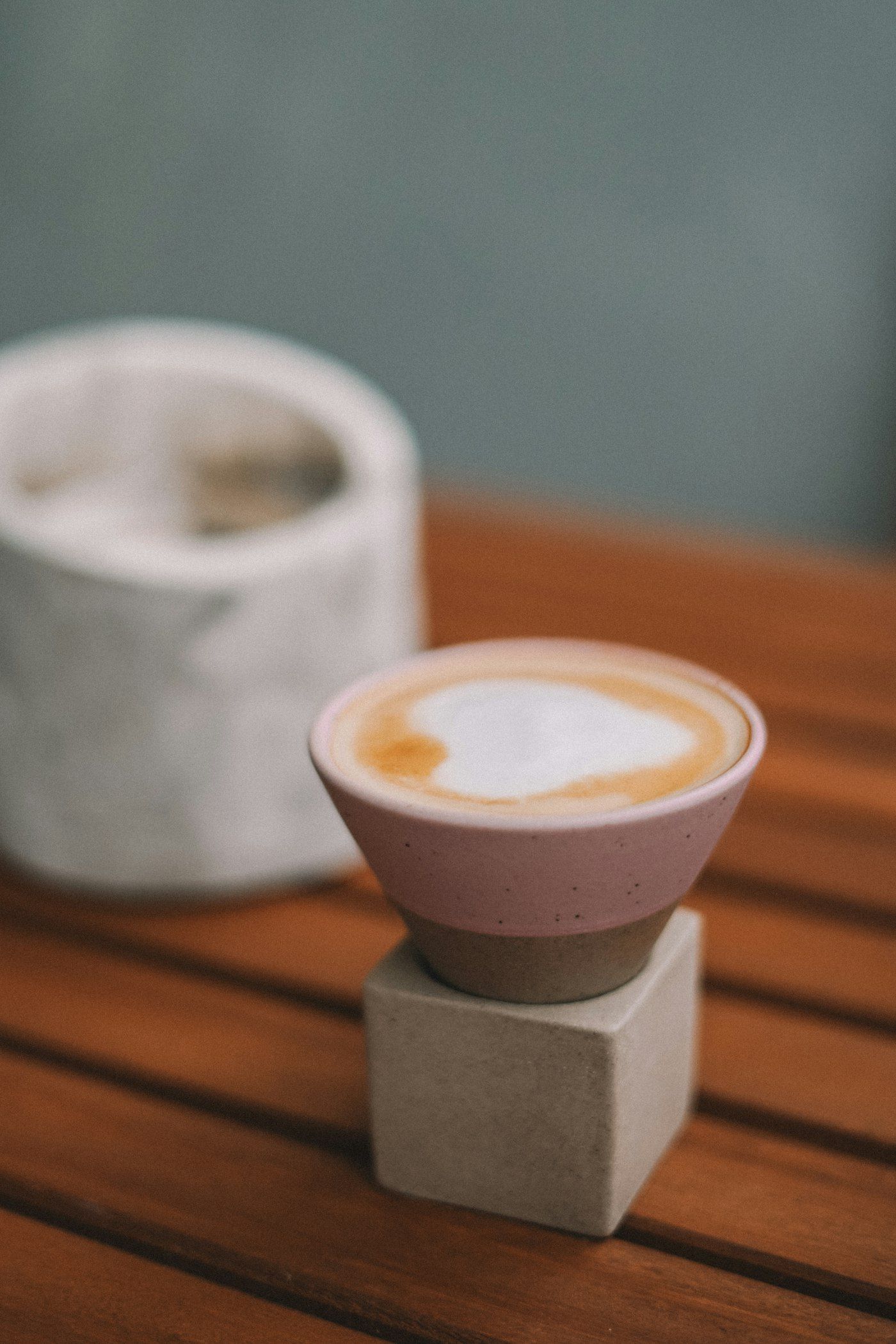 Latte met latte art in een witte kop