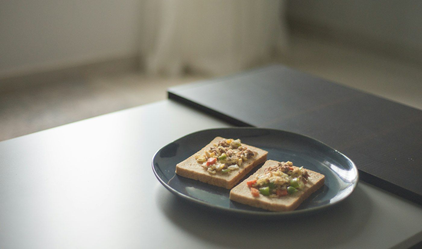 Twee belegde toasts op een grijs bord